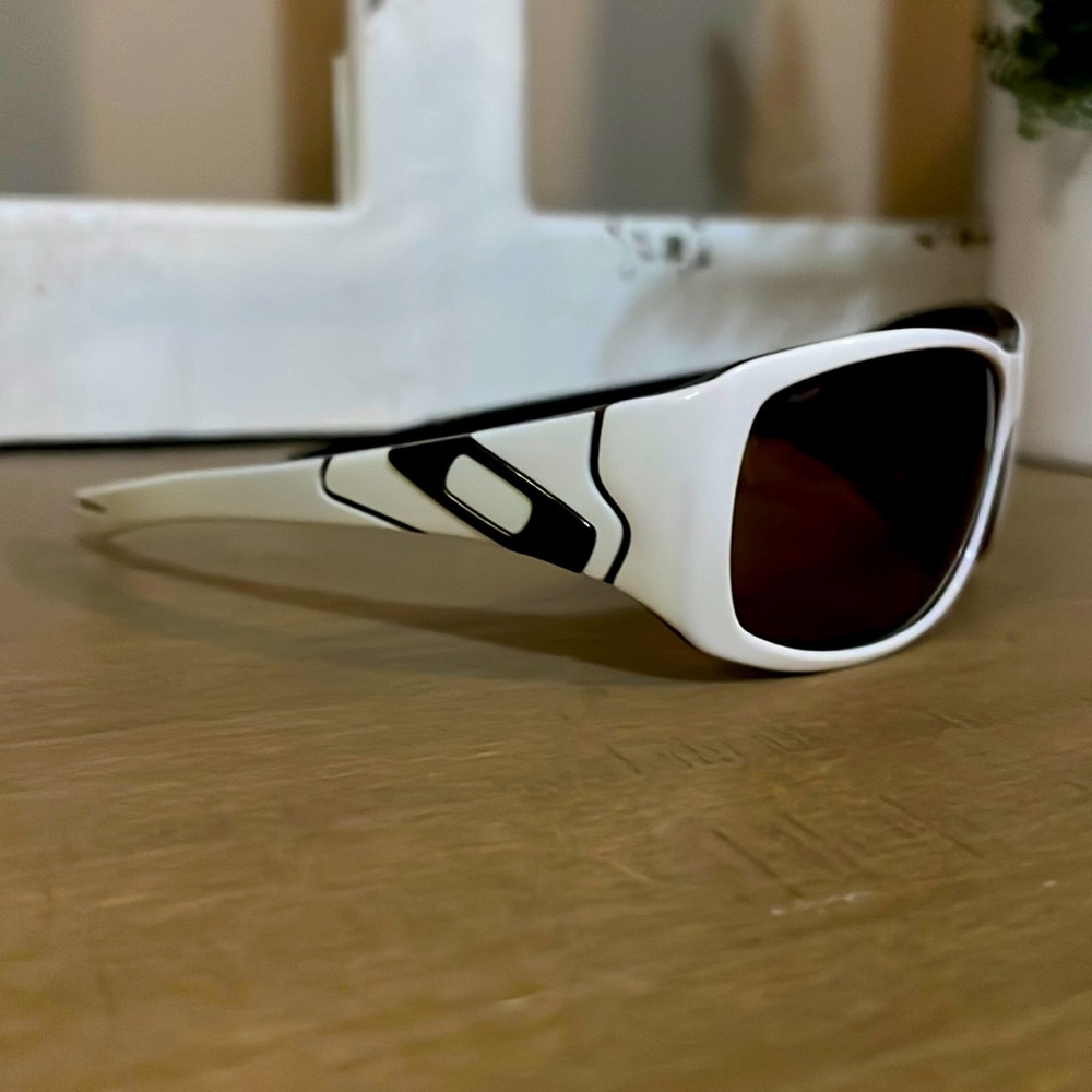 - Womens Oakley sunglasses- white & brown  model 6115.